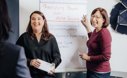 Von links: Personalberaterin Franziska Nützel und Kristina Rausch teilen ihr Wissen für Active Sourcing.