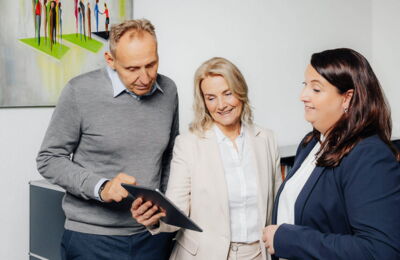 Matthias Littig, Annette Wodzak-Littig und Franziska Nützel im Gespräch.