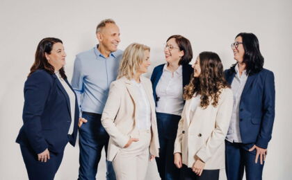 Auf dem Foto ist das Team der Wodzak.Littig Personalberatung von links zu sehen: Franziska Nützel, Matthias Littig, Annette Wodzak-Littig, Kristina Rausch, Tamara Büttner und Andrea Kaskir.