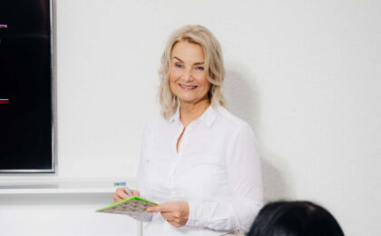 Annette Wodzak-Littig macht sich Notizen.