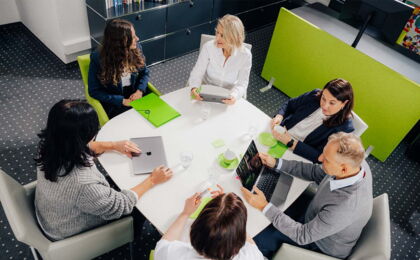 Das Team der Wodzak.Littig Personalberatung sitzt am Besprechungstisch in einem Meeting.