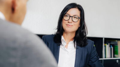 Personalberaterin Andrea Kaskir nutzt im Interview gezielte Fragen, um mehr über die Soft Skills zu erfahren.
