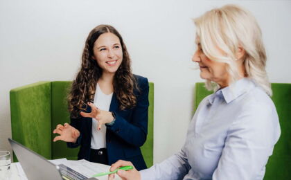 Annette Wodzak-Littig und Tamara Büttner sprechen über aktuelle Marketingmaßnahmen.