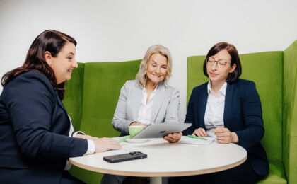 Von links: Franziska Nützel, Annette Wodzak-Littig und Kristina Rausch sprechen über ein Kandidatenprofil.