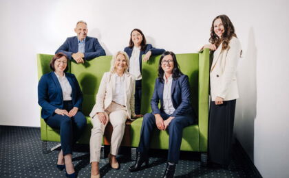 Das Bild zeigt das Team der Wodzak.Littig Personalberatung auf grünen Sitzmöbeln von links: Kristina Rausch, Matthias Littig, Annette Wodzak-Littig, Franziska Nützel, Andrea Kaskir und Tamara Büttner.