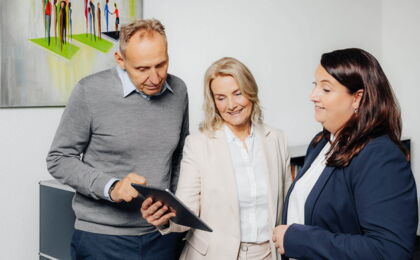Matthias Littig, Annette Wodzak-Littig und Franziska Nützel im Gespräch.