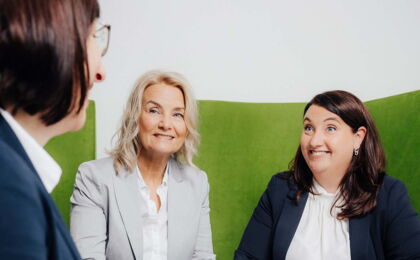 Von links: Kristina Rausch, Annette Wodzak-Littig und Franziska Nützel tauschen sich zu einem Projekt aus.