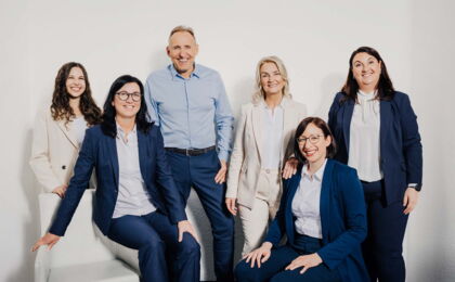 Auf dem Foto ist das Team der Wodzak.Littig Personalberatung von links zu sehen: Tamara Büttner, Andrea Kaskir, Matthias Littig, Annette Wodzak-Littig, Kristina Rausch und Franziska Nützel.