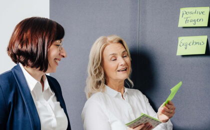 Von links: Personalberaterin Kristina Rausch und Inhaberin Annette Wodzak-Littig sprechen über das eigene Seminarangebot.