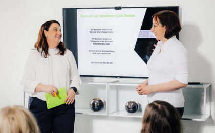 Von links: Die Personalberaterinnen Franziska Nützel und Kristina Rausch halten ein Recruitingseminar.