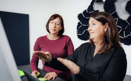 Die Personalberaterinnen Kristina Rausch und Franziska Nützel sind Expertinnen im Recruiting.
