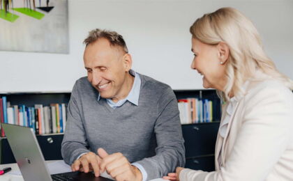 Matthias Littig und Annette Wodzak-Littig arbeiten gemeinsam an einem Kundenauftrag.