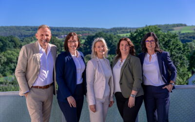 Das Team der Wodzak.Littig Personalberatung auf der Dachterrasse am Standort in Bayreuth